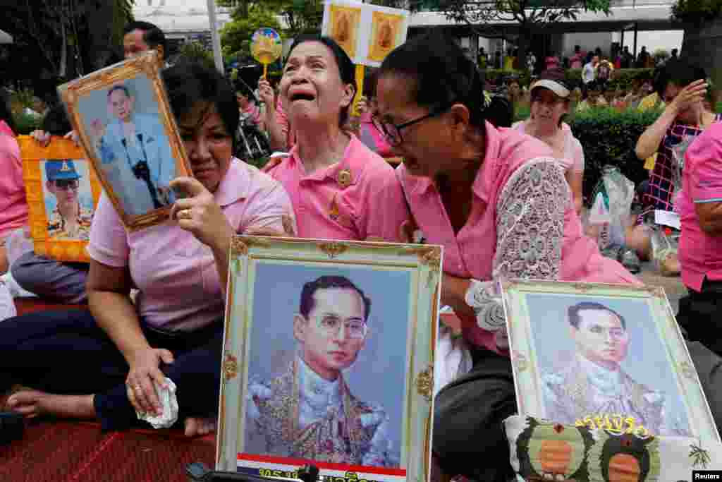 Warga Thailand menangis sambil mendoakan Raja Thailand Bhumibol Adulyadej sesaat sebelum meninggal di rumah sakit Siriraj, di Bangkok, Thailand.