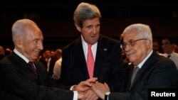 John Kerry (au c.) avec Shimon Peres (à g.) et Mahmoud Abbas au Forum économique mondial en Jordanie
