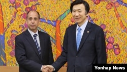 한국을 방문한 토마스 오헤아 퀸타나 신임 유엔 북한인권 특별보고관(왼쪽)이 16일 서울 외교부 청사에서 윤병세 외교부 장관과 만나 악수하고 있다.