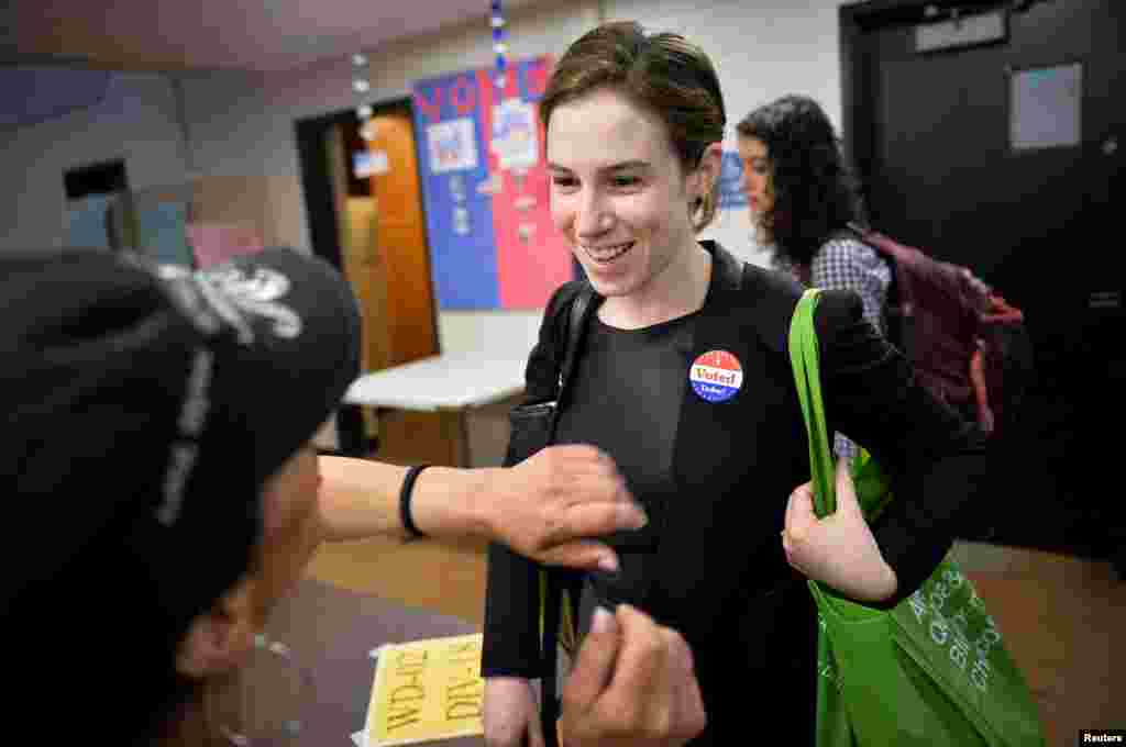 Seorang warga diberi stiker bertuliskan &quot;I voted&quot; setelah memberikan suara di sebuah TPS di Philadelphia, Pennsylvania (26/4). (Reuters/Charles Mostoller)