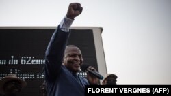 Le président de la RCA, Faustin-Archange Touadera, salue ses partisans au siège de son parti après l'annonce de la validation des résultats de l'élection présidentielle du 27 décembre 2020 par la Cour constitutionnelle à Bangui, le 18 janvier 2021.
