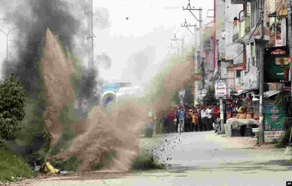 Tim penjinak bom militer Nepal meledakkan bom yang ditemukan dalam pemilihan lokal di Bhaktapur.