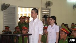 Mahasiswa Nguyen Phuong Uyen dan teknisi komputer Dinh Nguyen Kha dalam sidang kasus subversi di Long An, Vietnam. (Foto: Dok)
