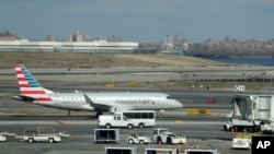 纽约拉瓜迪亚机场跑道上的一架美国航空公司的客机。(2019年1月25日)