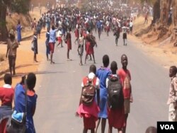 Protesting students march in the street in support of teachers on strike in Lilongwe, Malawi, Sept. 14, 2016. (L. Masina/VOA)