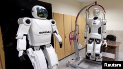 ربات سورنای ۳ در سمت راست تصویر کنار سورنای ۲ دیده می شود