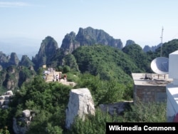 狼牙山五壮士1941年跳崖的河北易县狼牙山 (维基共享)