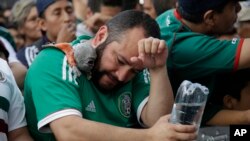 واکنش یکتن از هواداران تیم مکسیکو پس از شکست آن تیم در برابر برازیل.