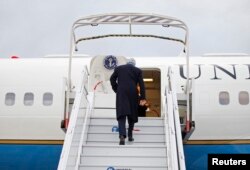 美国国务卿克里登上飞机（资料照片）