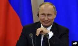 Le président russe Vladimir Poutine en conférence en Italie.