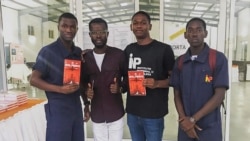 Mateus Esteita a posar com leitores de "O Bolseiro" na província do Cuanza Sul