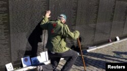 Bəziləri tərəfindən “anti-müharibə bəyanatı” kimi qiymətləndirilən, 21 yaşlı asiyalı-amerikalı Maya Linin dizayn etdiyi Vyetnam Müharibəsinə həsr olunmuş abidə ilkin çağlarında qızğın mübahisələrə yol açsa da, sonradan möhtəşəm ziyarətgaha çevrildi.