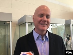 叶望辉接受媒体采访（美国之音钟辰芳拍摄）