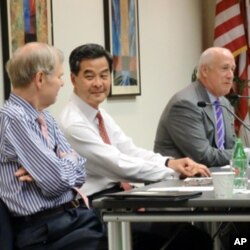 特首候选人粱振英(中)