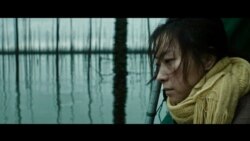 在2019年全球重大电影节上大有斩获的短片《珍珠》中被迫遗弃女儿的母亲。