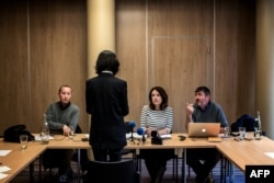 2018年10月7日被中国国家监委扣押和调查的国际刑警组织主席孟宏伟的妻子格蕾丝·孟在法国里昂举行记者会，背对摄影机。