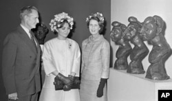 شهبانو فرح پهلوی همراه با «جان راکفلر» و همسرش از موزه هنرهای مدرن نیویورک دیدار کرد