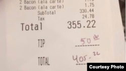 匿名女士为用餐的消防员买单