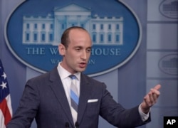 白宫高级政策顾问斯蒂芬·米勒(Stephen Miller)在白宫简报会上（2017年8月2日）