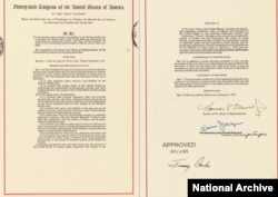 《台湾关系法》原件第一页和最后一页的复印。（图片来源：美国国家档案馆）