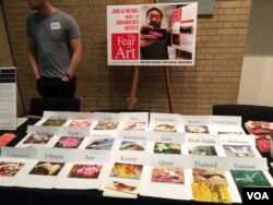 场外摊位上艾未未设计的明信片供与会者写给各国被关押异议人士 （美国之音 方冰拍摄）