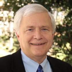 南加州大学安纳伯格传播学院教授托马斯•霍利汉 （Thomas Hollihan）（照片提供：霍利汉）