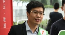 因多宗社运案件正在监狱服刑的前民主派立法会区诺轩， 8月3日被廉政公署拘捕，指控他2018年3月参与立法会补选时， 其中一次选举造势大会有歌手黄耀明出席唱歌，涉嫌违反 选举舞弊条例。区诺轩8月5日到法院应讯时，获裁判官批准 自签守行为结案 (美国之音/汤惠芸)