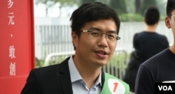 因多宗社运案件正在监狱服刑的前民主派立法会区诺轩， 8月3日被廉政公署拘捕，指控他2018年3月参与立法会补选时， 其中一次选举造势大会有歌手黄耀明出席唱歌，涉嫌违反 选举舞弊条例。区诺轩8月5日到法院应讯时，获裁判官批准 自签守行为结案 (美国之音/汤惠芸)