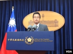 台湾总统府发言人黄重谚2017年6月12日在记者会上（美国之音记者申华 拍摄）