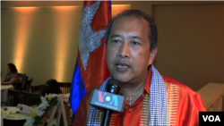លោក Jonathan Nhean ផ្តល់​បទ​សម្ភាស​ឲ្យ VOA ក្នុងកម្មវិធី​ជួបជុំ​របស់​ពលរដ្ឋ​ខ្មែរ​អាមេរិកាំង​ដើម្បី​រំឭក​វិញ្ញាណក្ខន្ធ​អ្នក​ដែល​បាន​ស្លាប់​នៅ​ក្នុង​របប​ខ្មែរ​ក្រហម នៅ​ទីក្រុង​ឡុងប៊ិច រដ្ឋ​កាលីហ្វញ៉ា។ (សាយ មុន្នី/VOA)