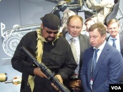 美国影星西格尔2014年参观莫斯科武器展。克里姆林宫重视同美国各界发展关系，西格尔经常访俄，普京最近向他授予俄罗斯国籍。