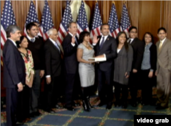 艾米•贝拉按手在圣经上宣誓 --视频截图