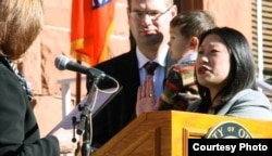 珍妮特·阮宣誓就职县政委员的历史镜头（奥兰治县政府档案照）