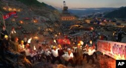 지난 2009년 6월 북한 자강도 희천2호발전소 건설현장에 동원된 노동자들이 2~3년 만에 발전소를 완공하기 위해 속도전을 벌이고 있다고, 북한 관영 '조선중앙통신'이 보도했다. (자료사진)