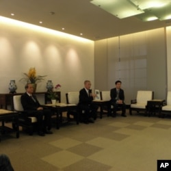 吴敦义拿出机票单据证明自付旅费