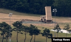 한국 경북 성주군 성주골프장에서 미군 사드 발사대가 하늘을 향하고 있다.