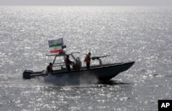 در یکسال اخیر بارها شناورها و قایق های تندروی سپاه به حریم ناوهای آمریکا در آبهای آزاد نزدیک شده اند