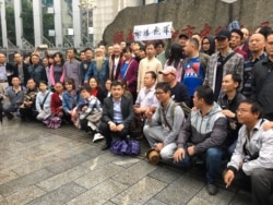 资料照：众多支持者2017年4月在长沙中级人民法院外关注709案被捕人权律师谢阳。（推特图片）