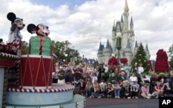 میکی ماووس و همسرش مینی، در قلعه «سیندرلا» در «مجیک کینگدام» واقع در «بوئناویستا»، فلوریدا،