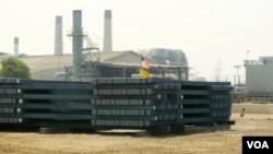 刚出炉的钢坯热气蒸腾（美国之音国符拍摄）