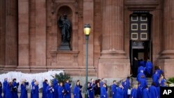 Anggota paduan suara memasuki gereja Cathedral Basilica of Sts. Peter and Paul di Philadelphia, sebelum Misa bersama Paus Fransiskus, 26 September 2015 (Foto: AP Photo/Patrick Semansky)