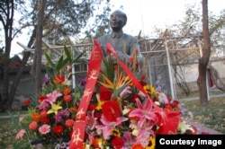 北京的郭沫若故居中的郭沫若全身铜像（2007年11月，美国之音拍摄）