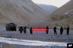 中国军人在中印边界举起"你已跨境，请回去"的横幅(2013年5月5日)