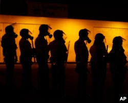 警方2014年8月17日在密苏里州佛格森镇 “严阵以待”