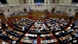 希腊总理齐普拉斯2015年7月23日在议会紧急会议上发言。（资料照片）
