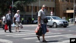 Наместо килограм, ќе јадеш шестотини грама, на пазар да се оди со список. Но, како да штедиме кога платите ни се само за преживување, прашуваат македонски граѓани