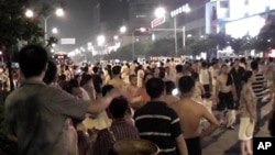 成都市民上街抗议停电，阻断了交通