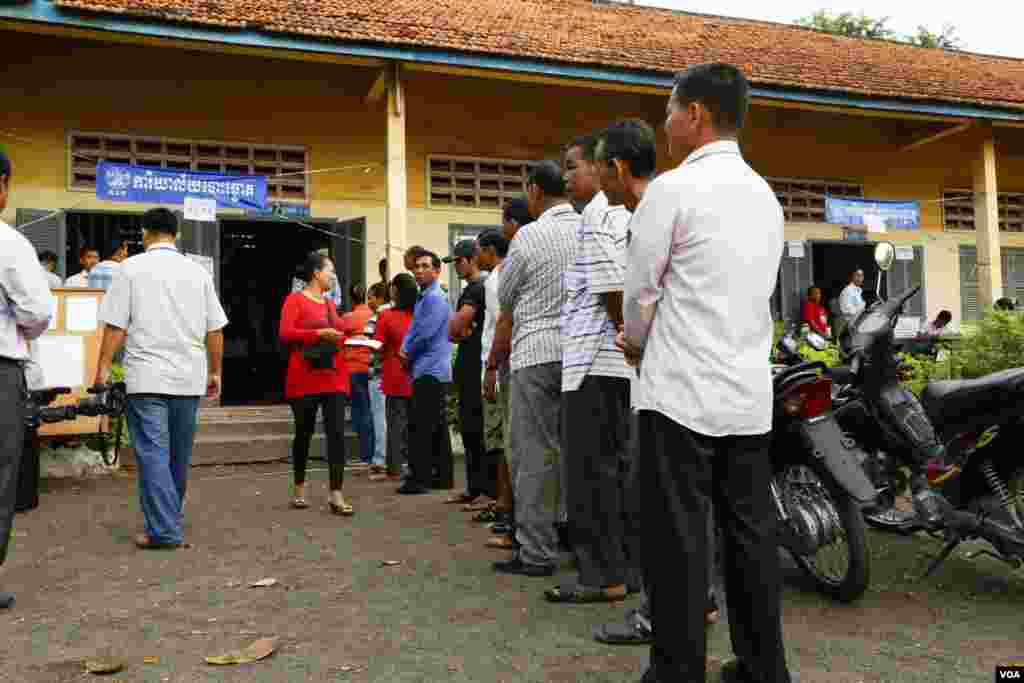 Heng Samrin, presiden Majelis Nasional Kamboja, memberikan suaranya di tempat pemilihan suara di kota Kampong Cham (28/7). (VOA Khmer/Heng Reaksmey)