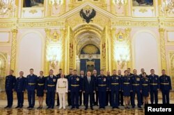 ប្រធានាធិបតី​រុស្ស៊ី លោក Vladimir Putin ថត​រូប​ជាមួយ​និស្សិត​បញ្ចប់​ការ​សិក្សា​សាលា​យោធា​ក្នុង​ពេល​ជួប​ជុំ​នៅ​មុន​ថ្ងៃ​ខួប​លើក​ទី ៨១ នៃ​ការ​ឈ្លានពាន​របស់​ណាស៊ី​លើ​សហភាព​សូវៀត​ក្នុង​សង្គ្រាម​លោក​លើក​ទី ២ នៅ​ក្នុង​ទីក្រុង​មូស្គូ ប្រទេស​រុស្ស៊ី កាលពី​ថ្ងៃទី២១ ខែមិថុនា ឆ្នាំ២០២២។