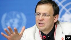 마리오 라빌리오네 WHO 결핵퇴치국장이 지난 2008년 6월 스위스 제네바 유엔본부에서 열린 기자회견에서 전세계 결핵 퇴치 노력에 관해 설명하고 있다. (자료사진)